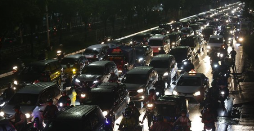 sejumlah-titik-di-jakarta-macet-usai-hujan-deras